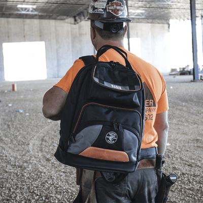 Mochila para Herramientas Tradesman Pro™ de 44.5 cm en Color Negro con 35 Bolsillos (No incluye herramientas). imagen 8